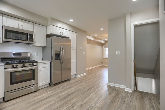 Building Photo - Semi- Furnished 2BR/2BA Row Home in Baltimore – Ready for Immediate Move-In!