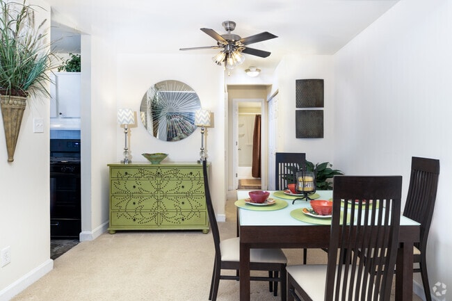 1BR, 1BA - 835SF - Dining Room - Pinewood Gardens Apartments