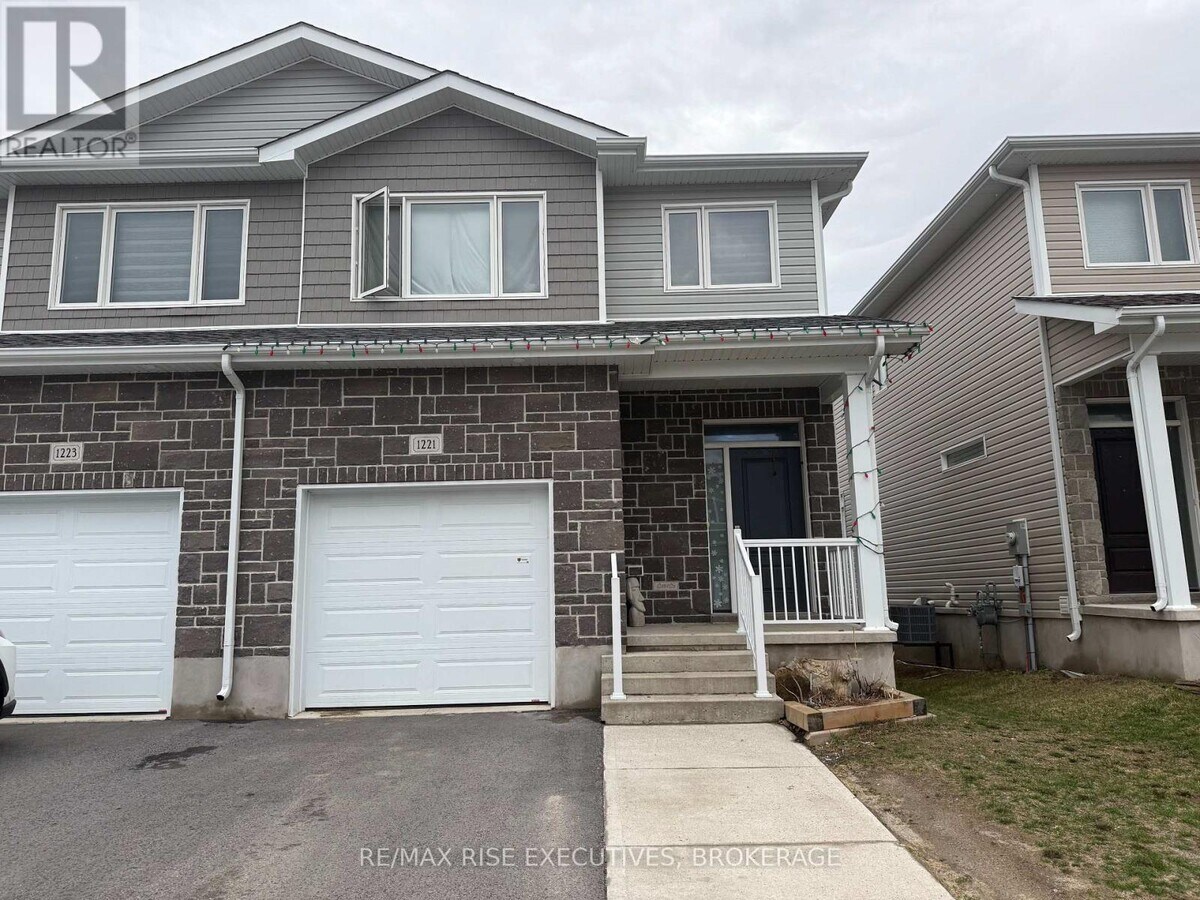 Photo - 1221 Max Cres