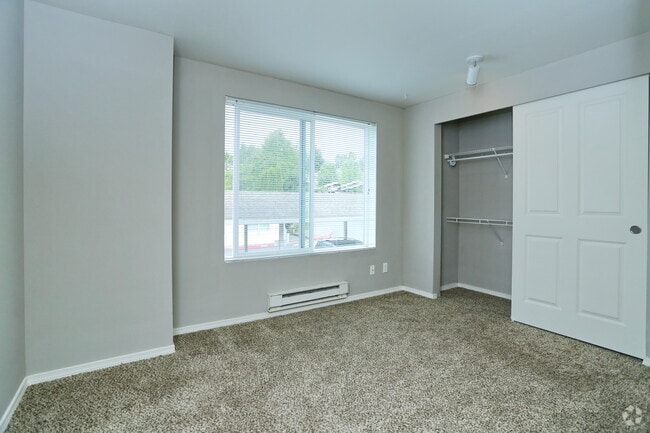 2BR, 2BA - 925 SF