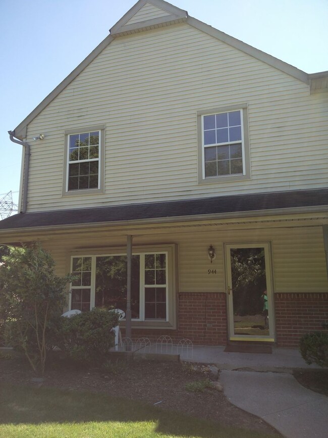 Building Photo - Gorgeous 3-Bedroom End-Unit Townhouse in N...