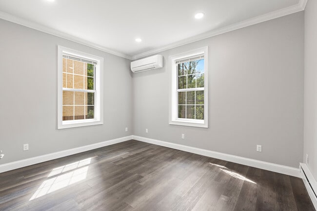 20 W Holly St