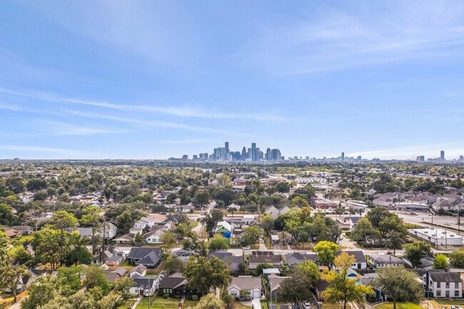 Building Photo - 319 Moody St