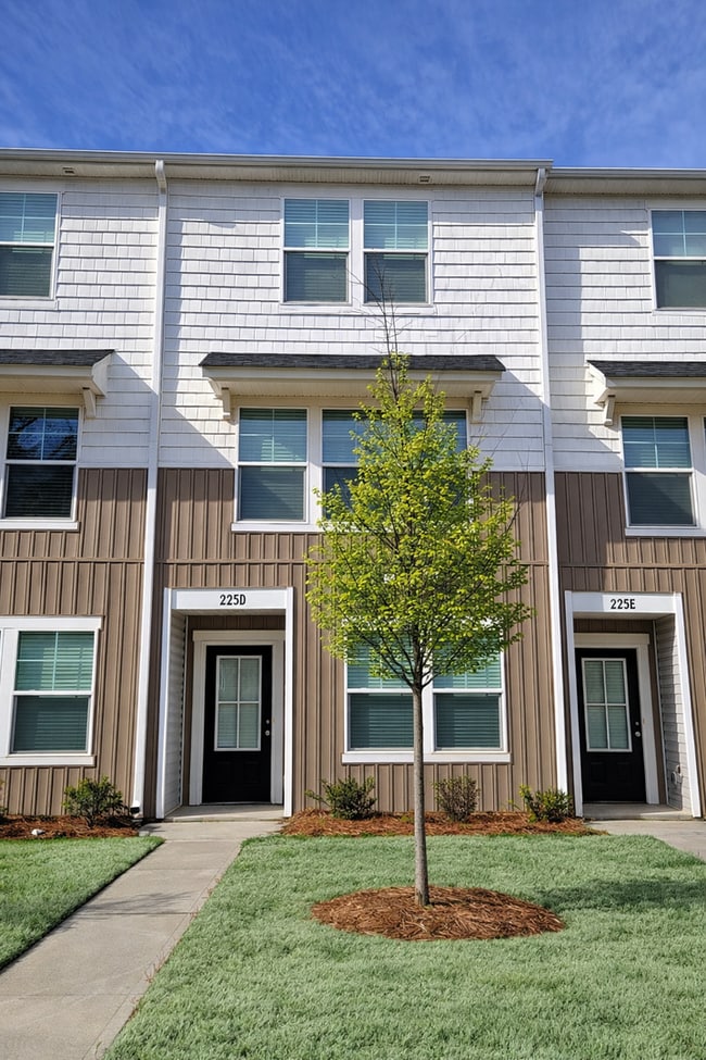 Building Photo - Brand New Townhome | 3 BR/3.5BA | 1-Car Garage | Near Downtown Mooresville