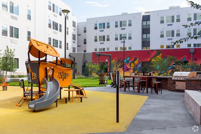 Courtyard - Vina Apartments