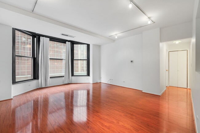 Photo - 431 S Dearborn St