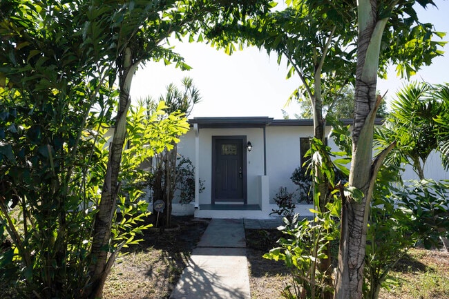 Building Photo - 924 NW 11th Ct