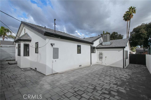 Building Photo - 8143 Hazeltine Ave