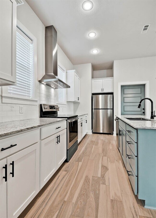 Photo - 930 S College Ave