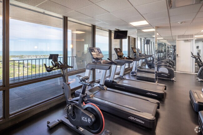 Gimnasio - 3450 N. Lake Shore Drive