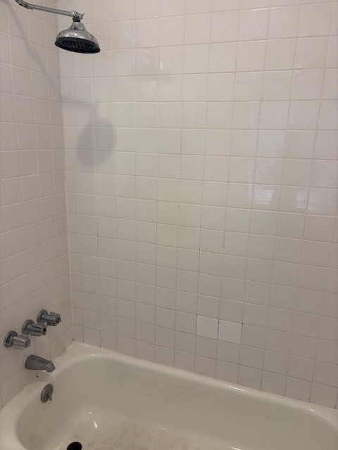 Shower/tub - 1452 Saint Mary St Unit 7