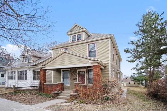 Photo - 440 Diamond Ave NE