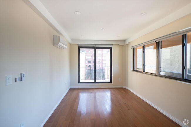 Building Photo - 402 W 50th St Unit 5R Rental