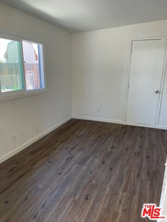 Photo - 469 W 6th St