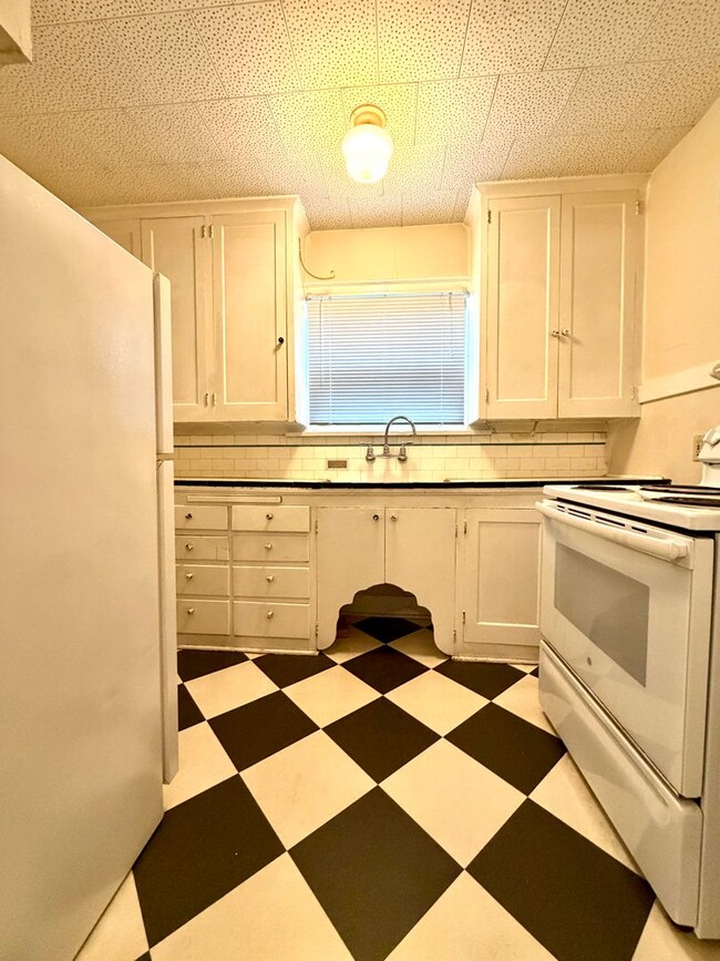Photo - Cozy Buckman Charmer~ Quick Access to Big City Amenities~ Onsite Laundry~ Fur Babies Welcome! Unit 10