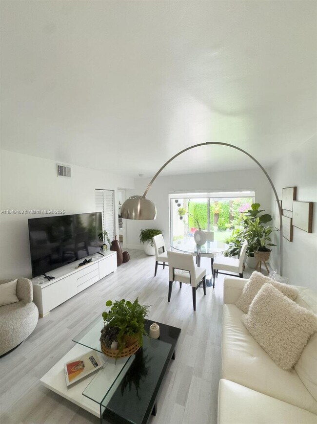 Building Photo - 1112 NW 125th Pl Unit 102 Rental