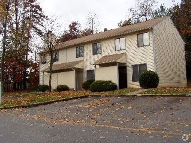 Building Photo - 2 Bedroom Townhouse Near Liberty University