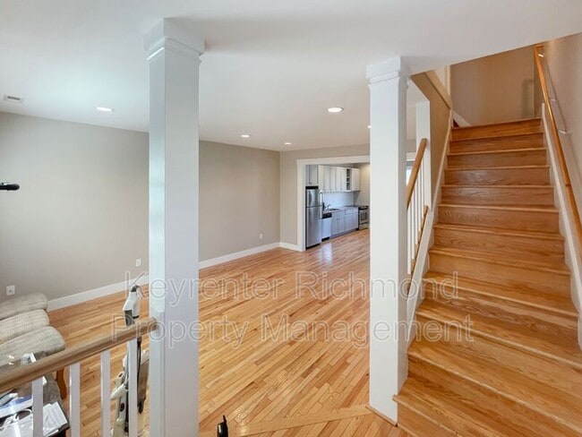 Photo - 400 Dobson St