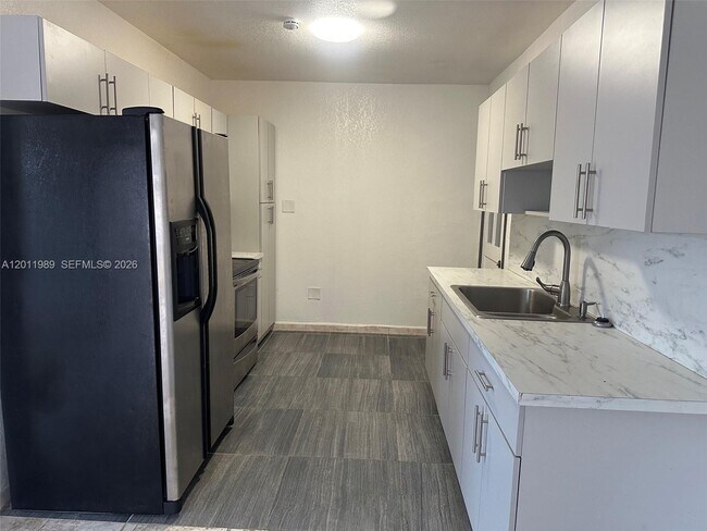 Photo - 640 E 55th St