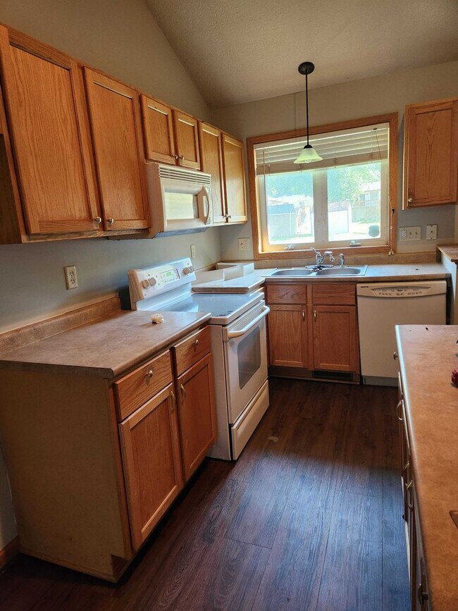 Photo - 1040/1044 4th St SE, Forest Lake, MN 55129 (duplex) Unidad 1040 4th St SE