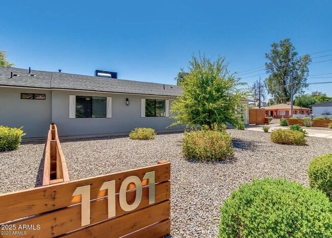 Building Photo - 1101 E Weldon Ave