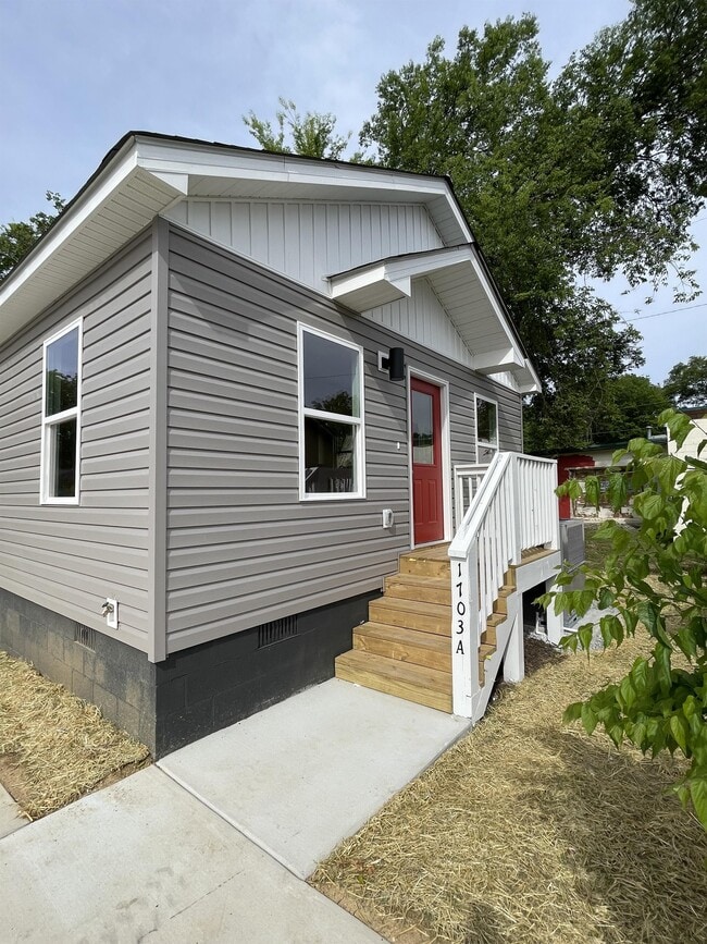 Building Photo - 1703 S Lyerly St