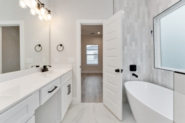 Photo - 108 W 44th St