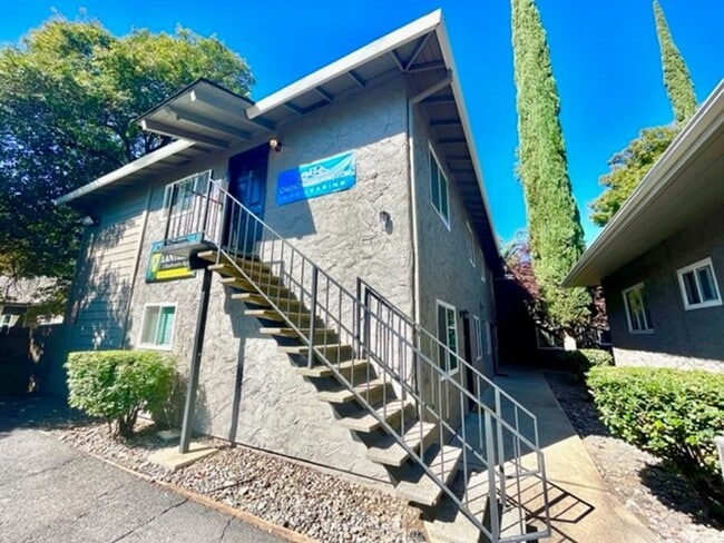 Building Photo - **Pre-Leasing For Summer 2026** Newly Remodeled Unit 3 Bedroom Units