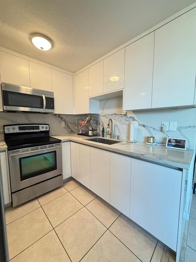Building Photo - 9350 Fontainebleau Blvd Unit 401