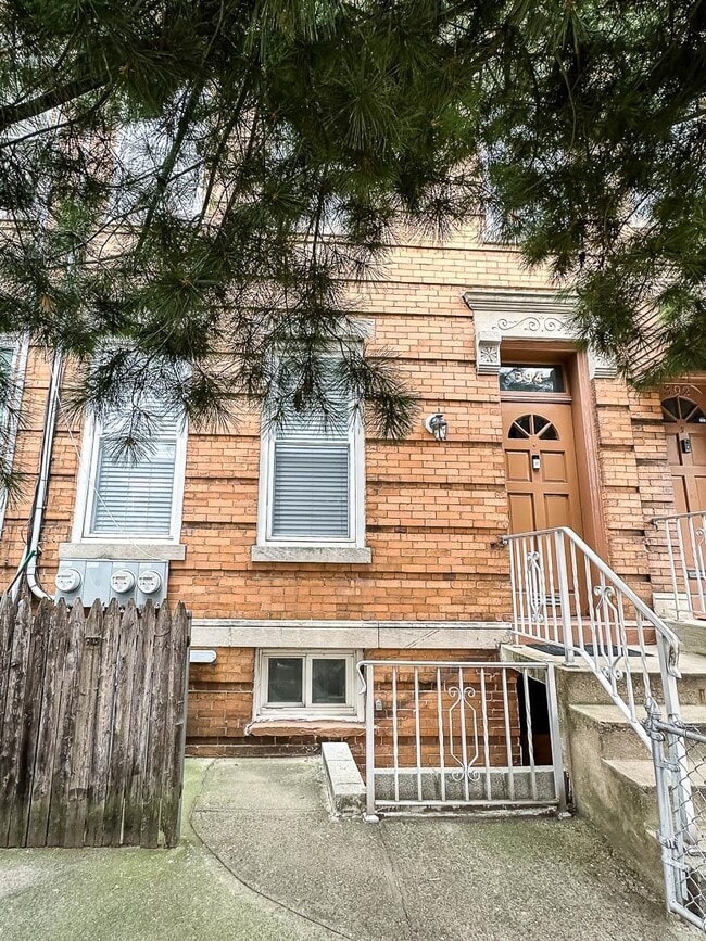 Building Photo - 394 Woodlawn Ave Unit 2 Rental