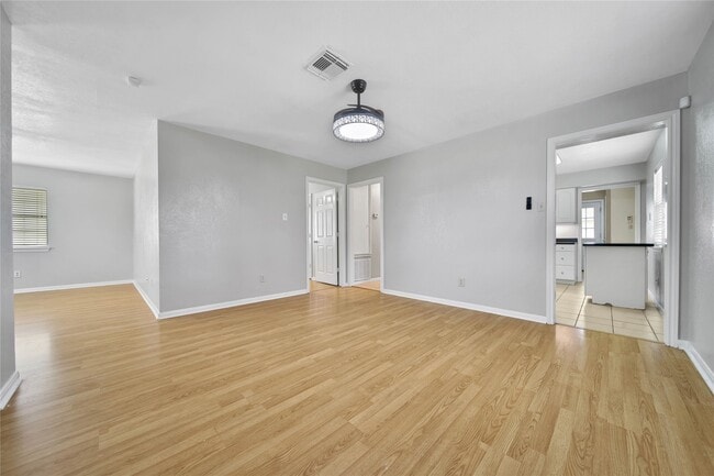Photo - 307 Lawrence St