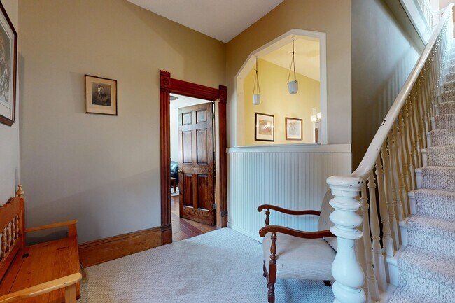 Photo - 103 Bruce St S