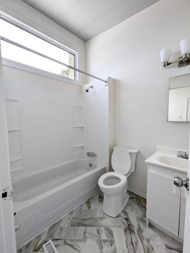 Photo - 852-828 28 St E