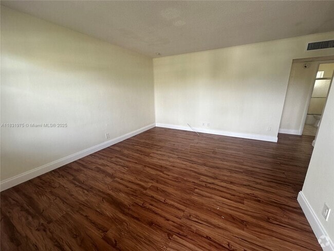 Building Photo - 5420 NE 22nd Terrace Unit 17 Rental