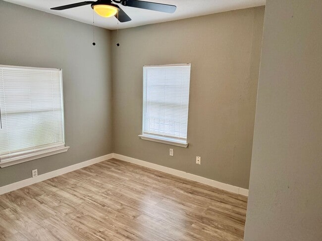 Photo - 807 E Southcross Unit 1