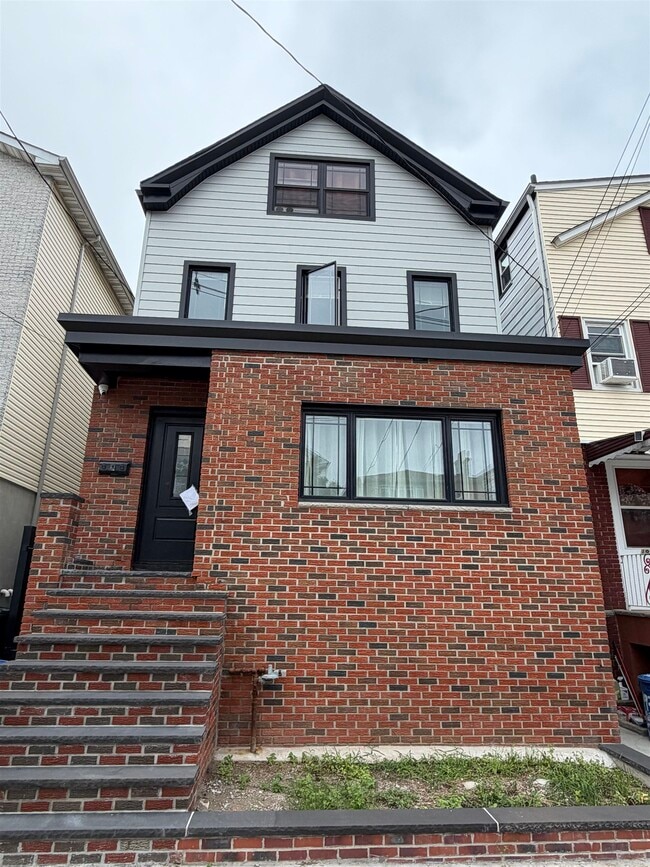 Building Photo - 195 Hutton St Unit 2