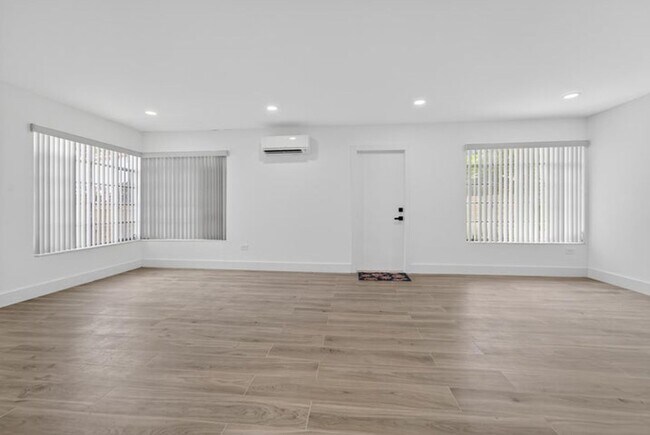 Photo - 326 191st St