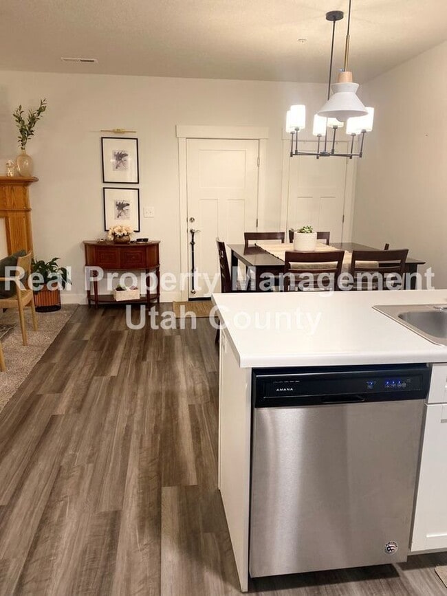 Photo - 3323 Hardman Way