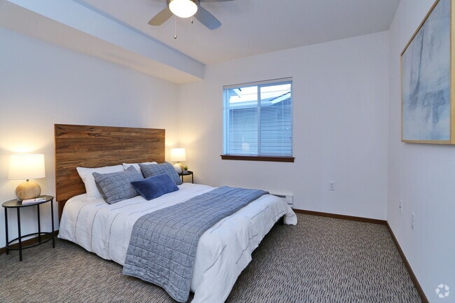 2BR, 2BA - 976 SF