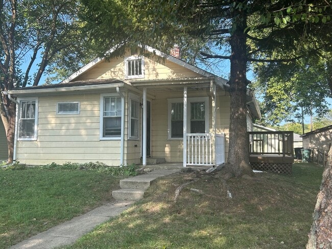 Building Photo - 3 Bedroom 1 Bathroom house Available Now!