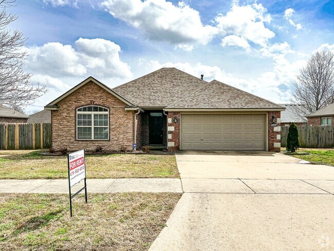 Building Photo - 3 Bed, 2 Bath Home in Fayetteville!