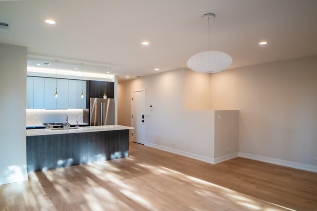 Photo - 4647 N Clark St