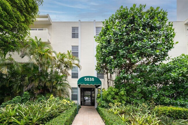 Building Photo - 5838 SW 74th Terrace Unit 101