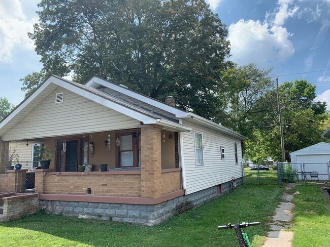 Building Photo - Spacious 2 bedroom 1 bath Home\