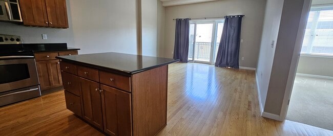 Photo - 1950 N Logan St Unidad 509