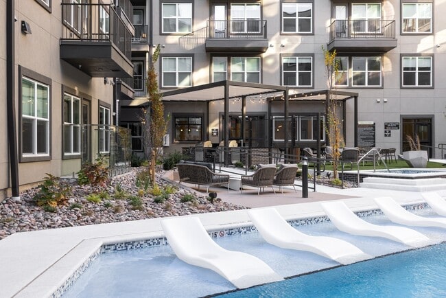 Building Photo - Alexan 505