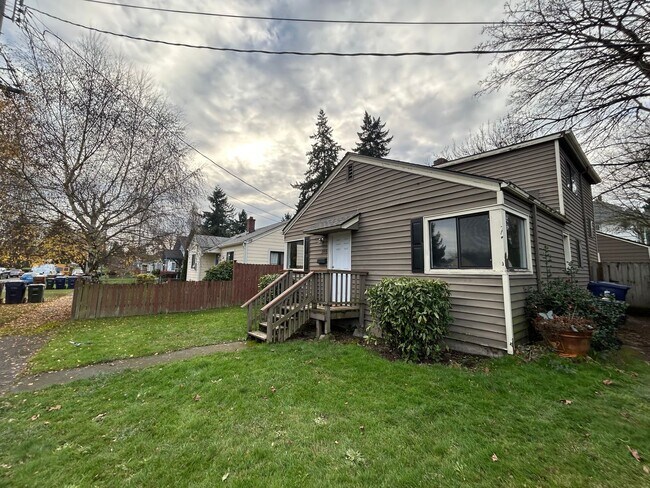 Photo - Great Location! 3 bed/ 1BA W/ Garage in Tacoma!