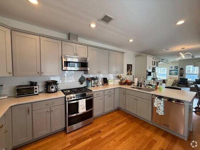 Building Photo - 24 Shapley Ave Rental