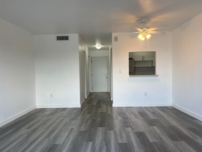 Building Photo - 365 NE 125th St Unit 405
