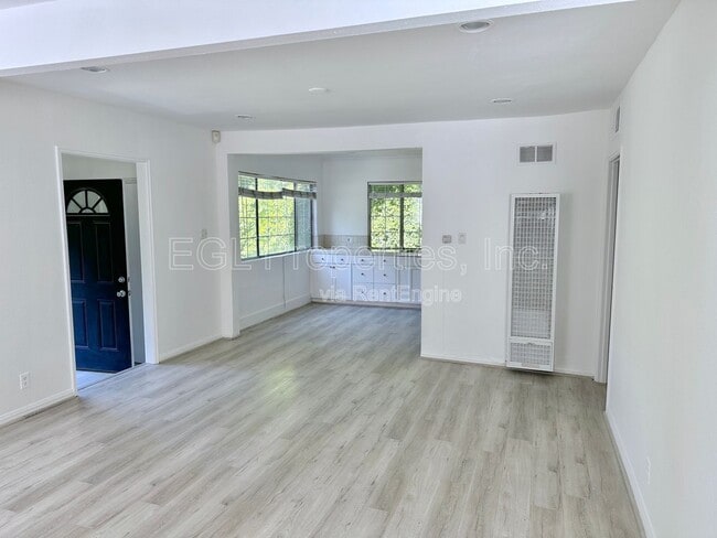 358 N San Vicente Blvd